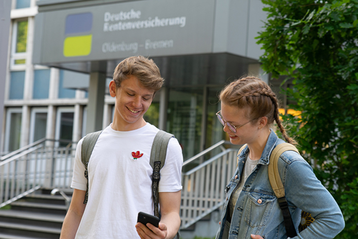 Azubis vor der Deutschen Rentenversicherung in Oldenburg Azubis vor der Deutschen Rentenversicherung in Oldenburg