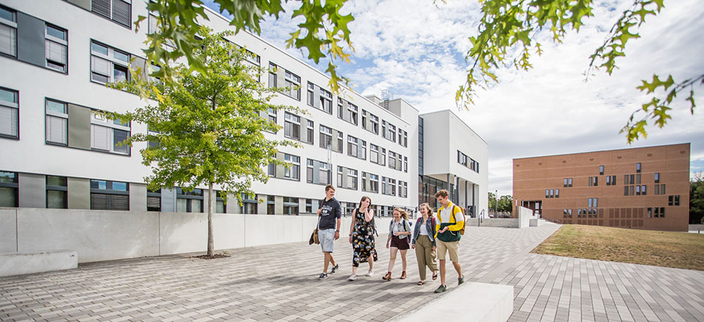 Studierende auf dem Universitätsgelände Studierende auf dem Universitätsgelände