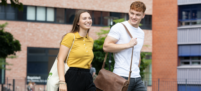 Zwei Studierende vor dem Hochschulgebäude Zwei Studierende vor dem Hochschulgebäude