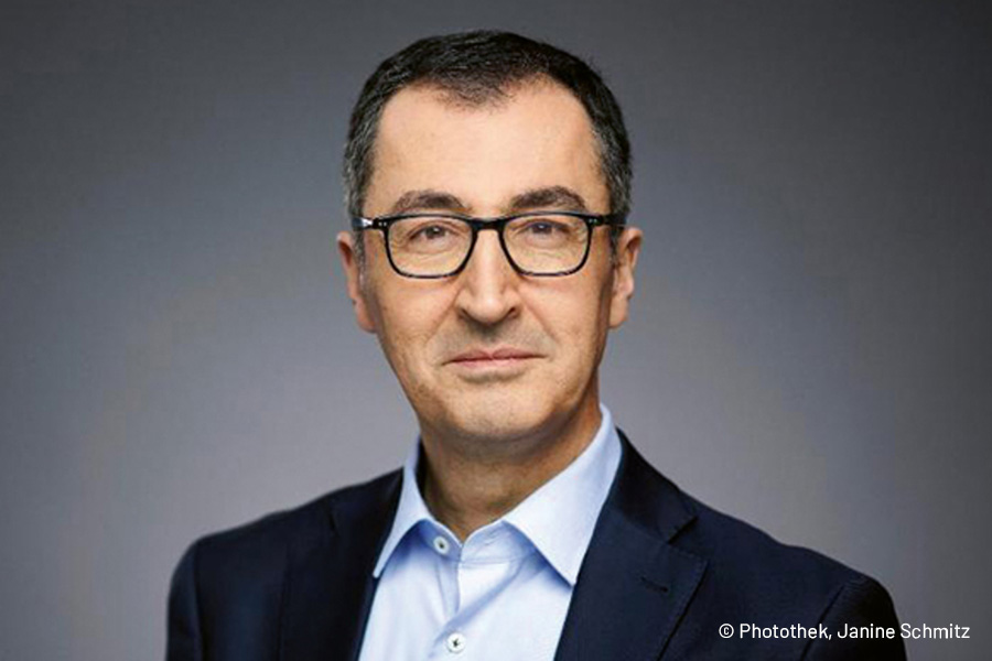 Portrait des Grußwortgeber Cem Özdemir für das Bundesministerium für Bildung und Forschung Portrait des Grußwortgeber Cem Özdemir für das Bundesministerium für Bildung und Forschung