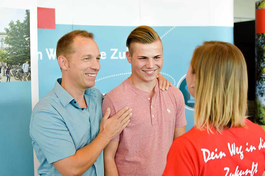 Eltern können sich gemeinsam auf einer parentum-Messe über Ausbildung, Studium und Berufswahl beraten lassen. Eltern können sich gemeinsam auf einer parentum-Messe über Ausbildung, Studium und Berufswahl beraten lassen.
