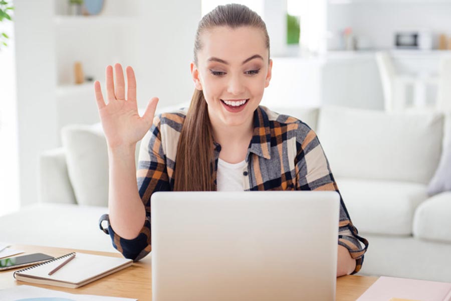 Schülerin nimmt an einer vocatium videochat teil Schülerin nimmt an einer vocatium videochat teil