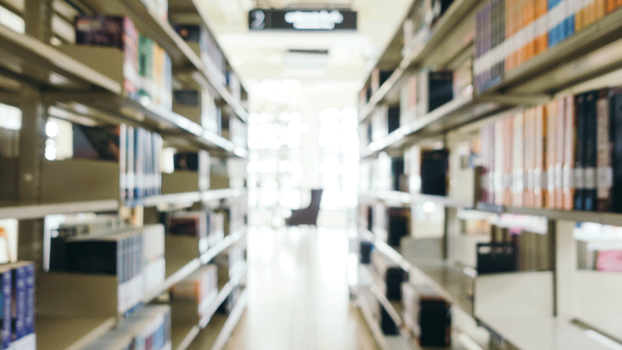 Leere Bibliothek (Symboldbild). Bild von mrsiraphol auf Freepik. Leere Bibliothek (Symboldbild). Bild von mrsiraphol auf Freepik.