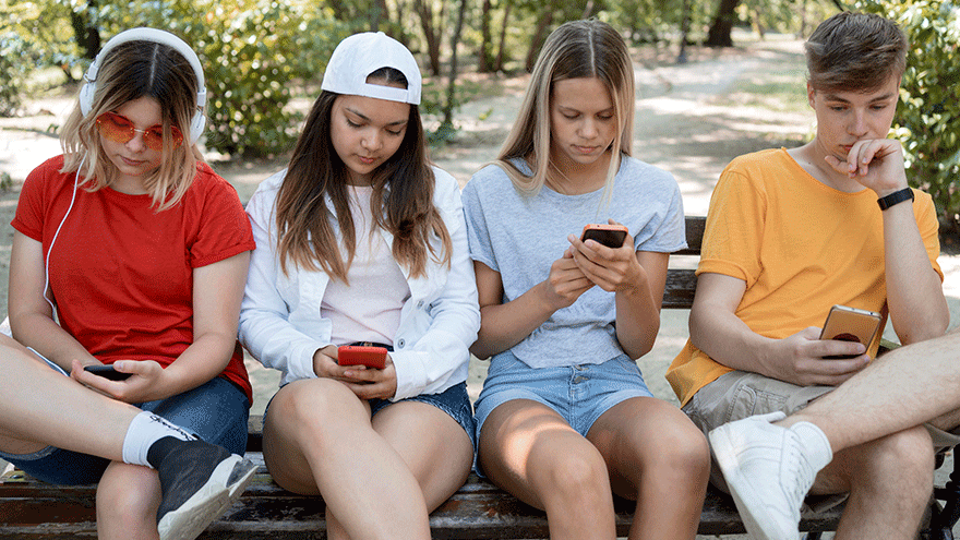 Schüler_innen mit Smartphones (Symbolbild). Bild von Freepik. Schüler_innen mit Smartphones (Symbolbild). Bild von Freepik.